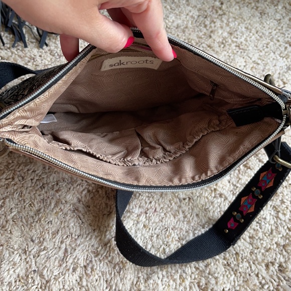 Sakroots crossbody purse with adjustable handle - Picture 7 of 9